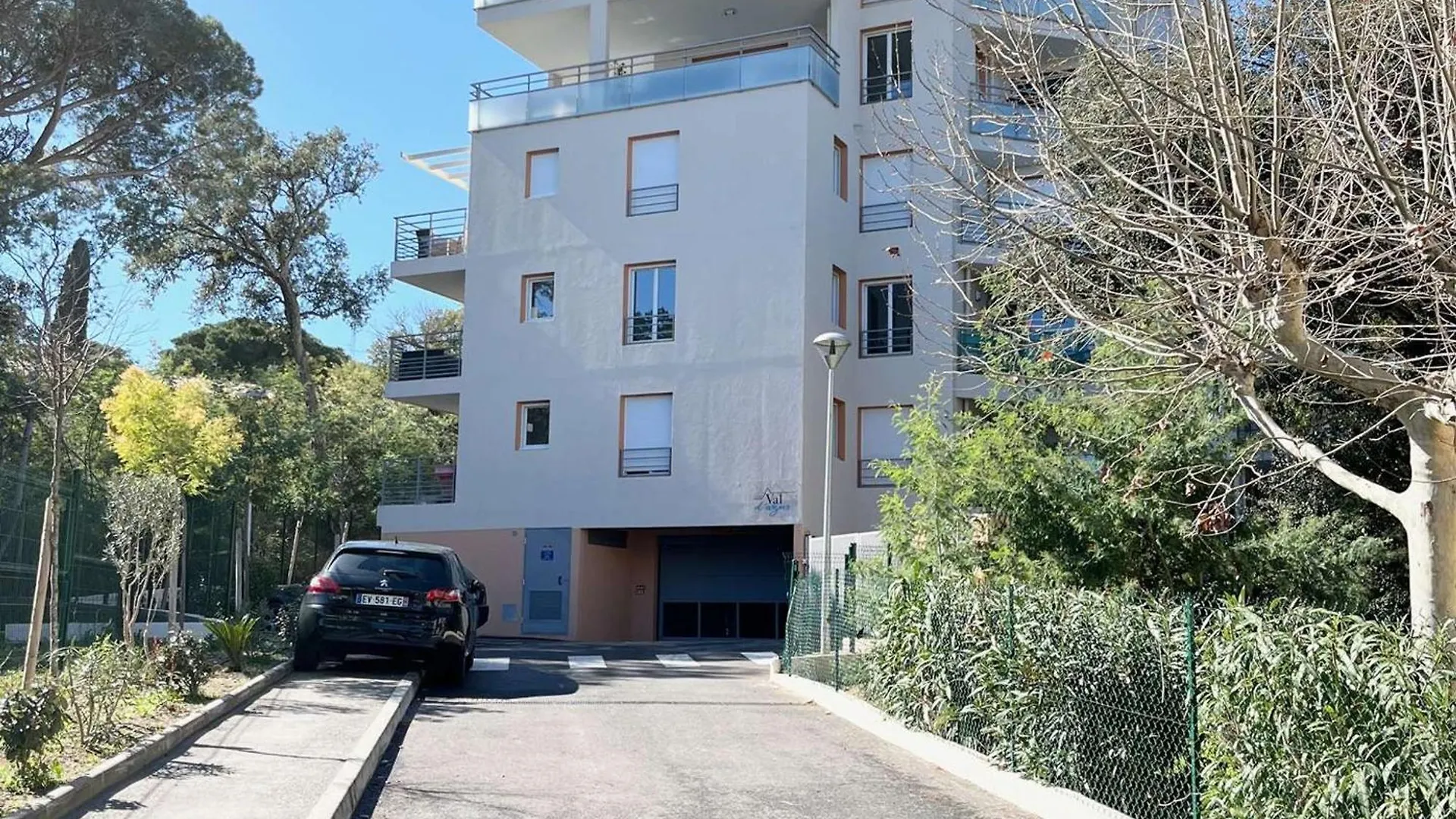 Confort Et Calme A Cavalaire : T2 Climatise Avec Wi-Fi, Balcon Et Double Garage, Proche Centre-Ville - Fr-1-226B-186